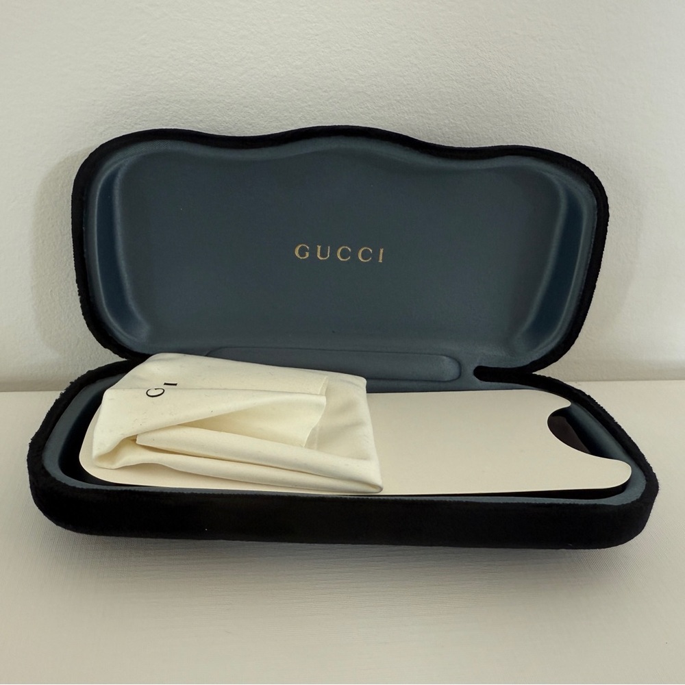 BRAND NEW Gucci Black Velvet Eyewear Case with cloth